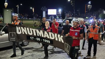 İzmir'de Sessiz Y&uuml;r&uuml;y&uuml;ş: Marmara Depremi'nde Yitirilen Canlar Konak'ta Anıldı