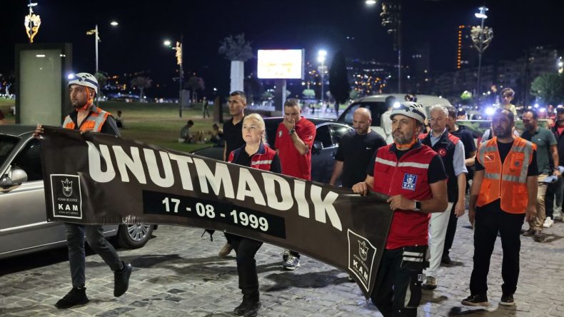 İzmir'de Sessiz Yürüyüş: Marmara Depremi'nde Yitirilen Canlar Konak'ta Anıldı