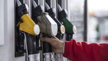 İzmir'de Tabelalarda Motorine İndirim G&ouml;r&uuml;ld&uuml;!