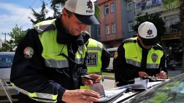 İzmir'de Trafik Denetimleri Sırasında 4 Kişi Polise Saldırdı