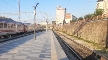 İzmir'de Tren Gecikmeleri Devam Ediyor: TCDD 229 İş&ccedil;i Alımıyla Personel Takviyesine Başladı, Başvurular A&ccedil;ıldı