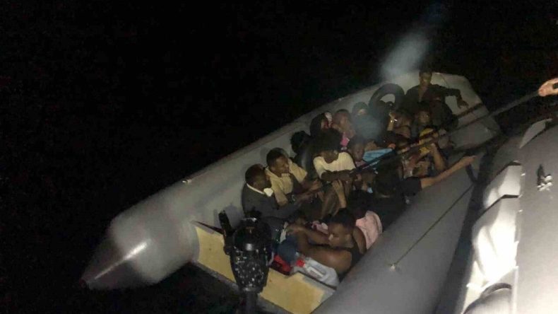 İzmir'de Umuda Yolculuk Sonlandı: 4'ü Çocuk, 20 Göçmen Kurtarıldı