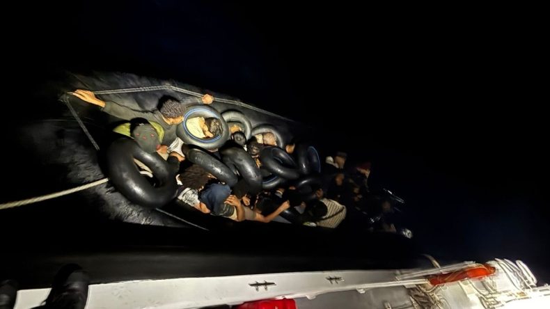İzmir'de Üç İlçede Düzensiz Göçmen Operasyonu: 101 Göçmen Kurtarıldı