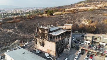 İzmir'de Yangın Sonrası Acı Manzaralar: Felaketin &Ouml;l&ccedil;eği G&uuml;n Y&uuml;z&uuml;ne &Ccedil;ıktı