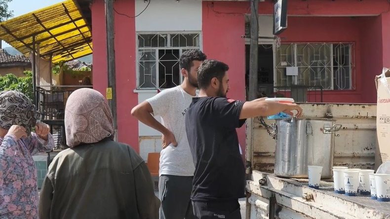 İzmir'den Balıkesir'e Yardım Elini Uzatıyor: Depremzedelere Yemek İkramı