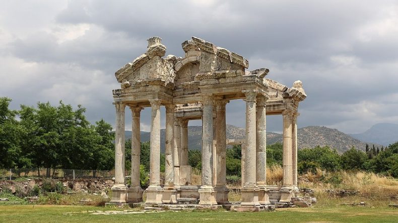 İzmir'e Yakın Ruhunuzu Etkileyecek O Rota: Mermer, Sanat ve Aşk Burada Dans Ediyor