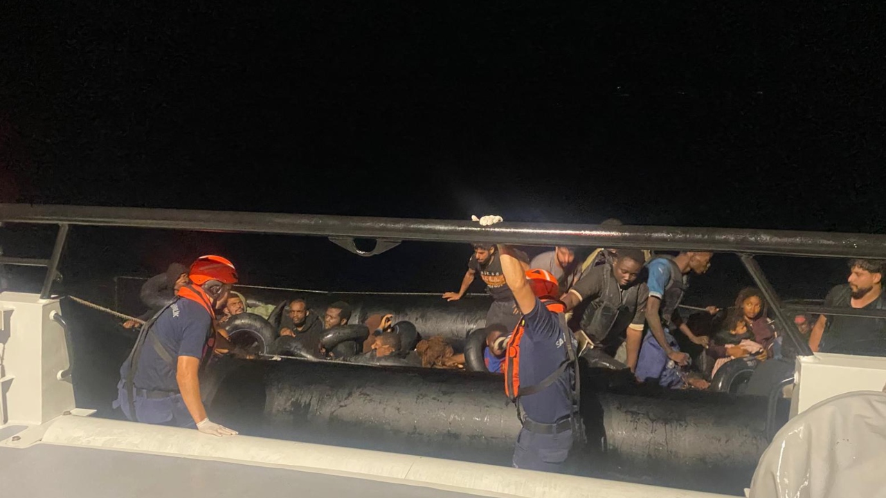 İzmir'de kurtarılan düzensiz göçmenler