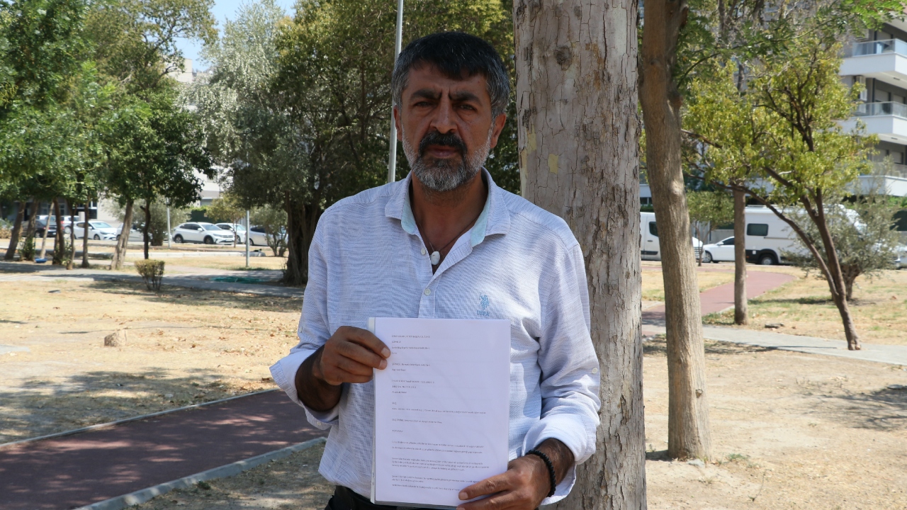 Ağaçları Sulayan Akın ve Oğlu