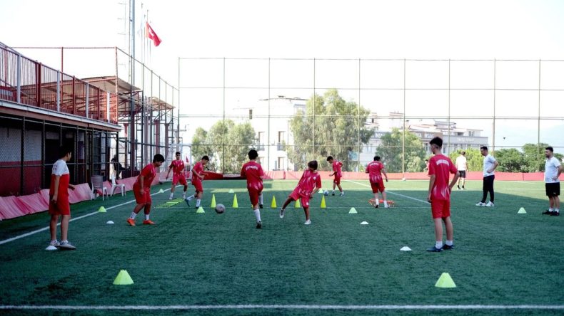 İzmirli çocuklar spora doyacak: 13 branşta kurslar devam ediyor!