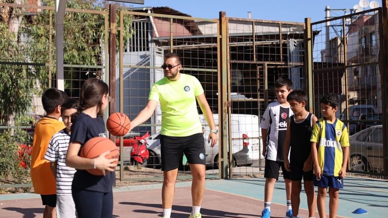 İzmirli &Ccedil;ocuklara &Uuml;cretsiz Kurs İmkanı: Hem Eğleniyorlar, Hem Spor Yapıyorlar!