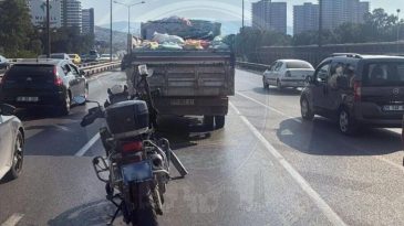 İzmirli S&uuml;r&uuml;c&uuml;lere Duyuru: Arızalı Ara&ccedil; Trafiği Etkiledi!