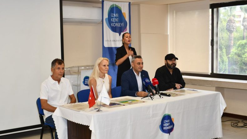 İzmirlilerden Çevre Sorunlarına Sanatla Dikkat Çekme Hareketi