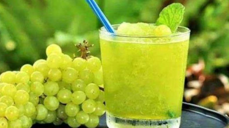 İzmirlilerin Geleneksel Yaz İçeceği: Koruk Suyu Şerbeti Nasıl Yapılır?