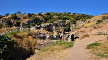 İzmir&rsquo;in Efsanelerle Dolu Noktası: Efes&rsquo;in Gizemli Mağarası