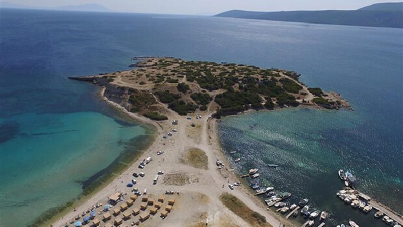 İzmir’in Gözde Koylarından Biri: Berrak Denizi ve İnce Kumları ile Büyülüyor
