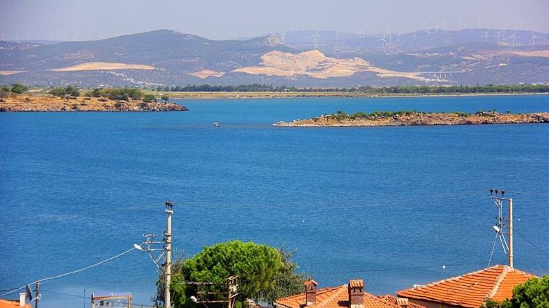 İzmir’in Gözde Tatil Beldesi: Denizin ve Tarihin Keyfini Çıkarın
