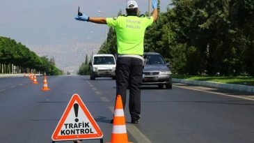 İzmir’de İş Çıkışı Trafik Felç Oldu: Fevzipaşa Bulvarı’ndaki Araç Arızası Güzergahı Kilitledi