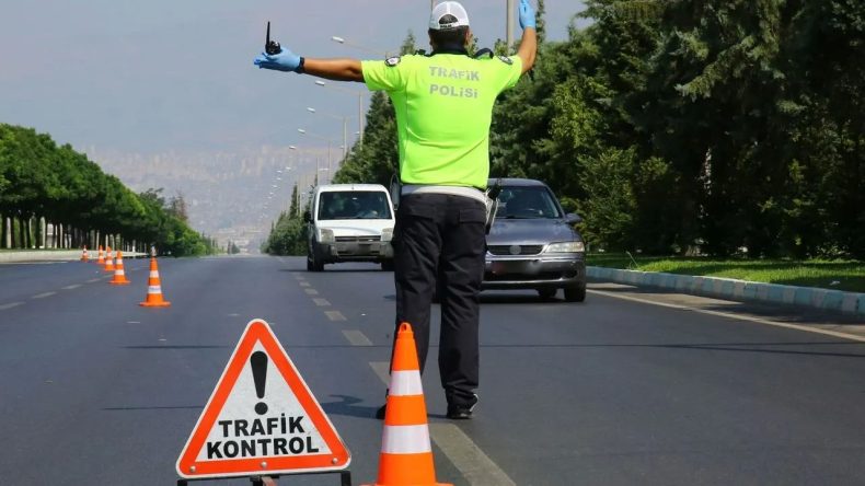 İzmir’de İş Çıkışı Trafik Felç Oldu: Fevzipaşa Bulvarı’ndaki Araç Arızası Güzergahı Kilitledi