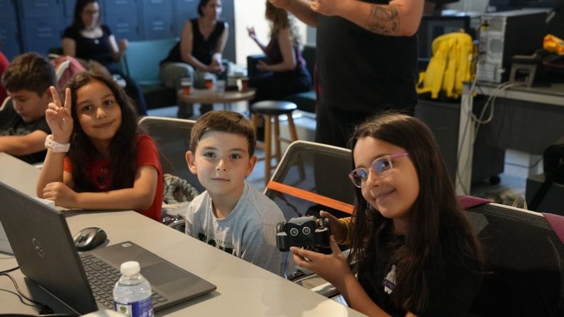İzmir’de çocuklar robotik teknolojiyle tanıştı: Yeteneklerini sergiledi