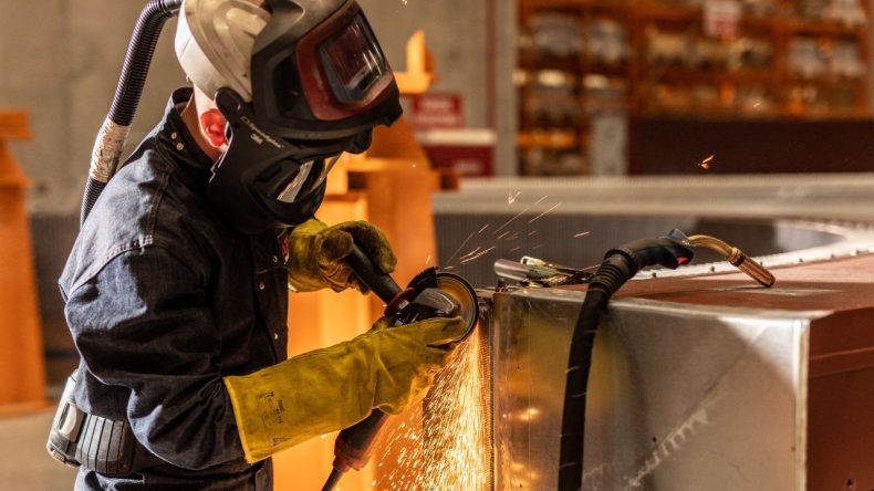 İzmir’de Rüzgar ve Güneş İçin Tekniker Dönemi: DEÜ’de Yeni Enerji Programı Başladı