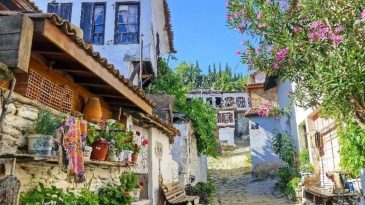 İzmir’de Unutulmaz Yaz Kaçamağı: Bu Turistik Köyün Tarih Dolu Sokaklarında Kaybolmalısınız
