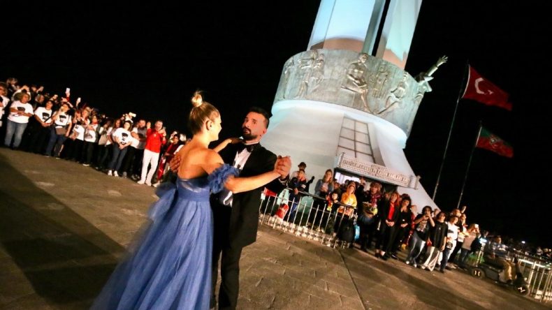 İzmir’de Ücretsiz Salon Dansları Kursu Başlıyor: 15 Yaş Üzeri Herkes Katılabilir
