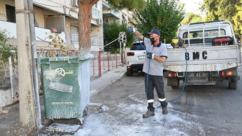 Karabağlar'da Temizlik Hamlesi: Daha Sağlıklı Bir İl&ccedil;e İ&ccedil;in &Ccedil;alışmalar Devam Ediyor