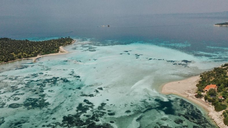 Karaburun ile karıştırmayın: Ulaşımı meşakkatli, turkuaz rengiyle bakir koy sizi bekliyor