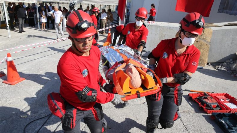 Karşıyaka Afetlere Hazırlık İçin Bilinçleniyor: Katılımcılar Sorularını Sordu, Uzmanlar Yanıt Verdi