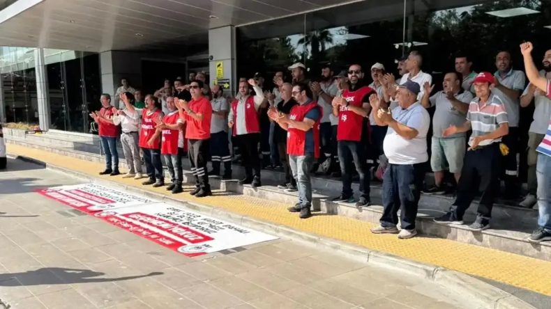 Karşıyaka Belediyesi'nde İşçiler Protesto Gerçekleştiriyor