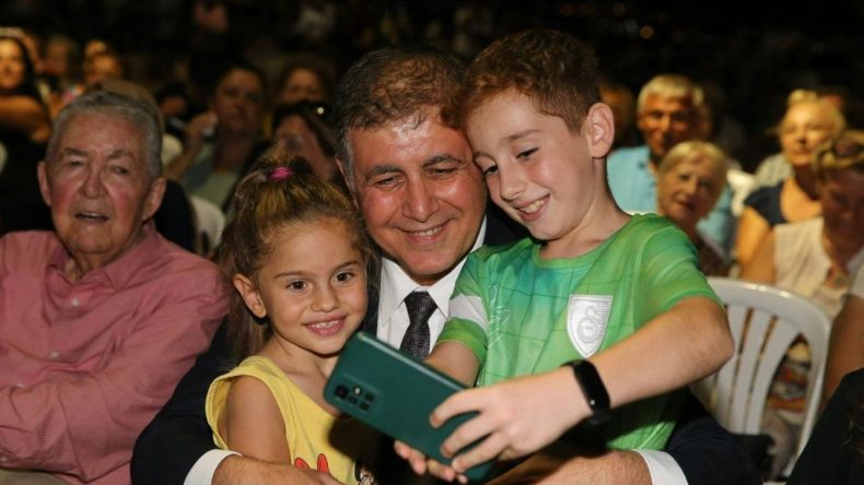 Karşıyaka'da Şenlik Coşkusu! Tugay'dan Anlamlı Mesaj