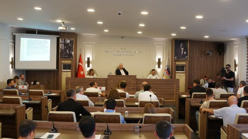 Kemalpaşa Belediyesi Meclisinde CHP'nin AKP'ye Tepkisi