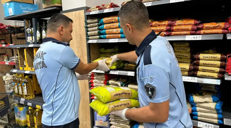 Konak'ta Zincir Marketlere Sıkı Denetim: Ürünler Tek Tek İncelendi