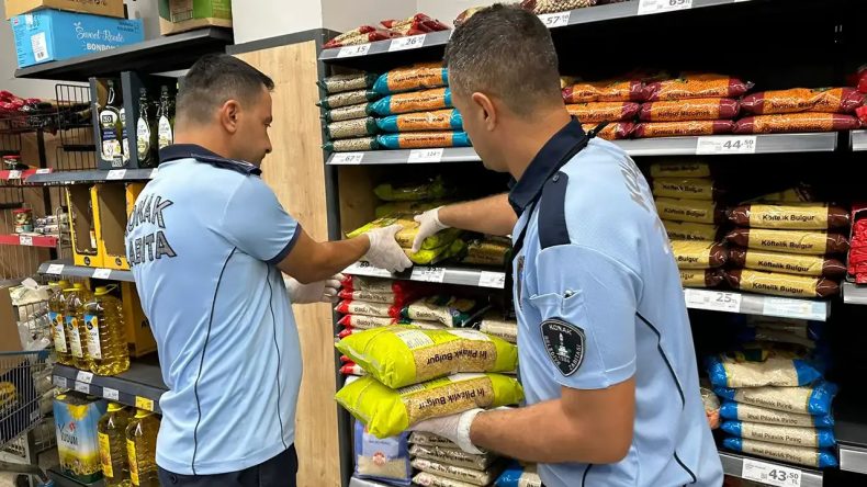 Konak'ta Zincir Marketlere Sıkı Denetim: Ürünler Tek Tek İncelendi