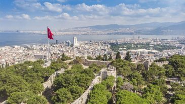 K&ouml;rfez Ayaklarınızın Altında: Seyyahların İzmir'i Seyrettiği Yer