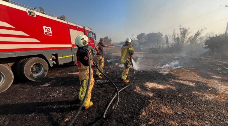 Menemen'deki Yangına Hızlı Müdahale: Fabrikalara Sıçramadan Söndürüldü