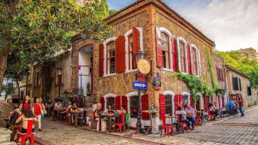 M&uuml;zik ve Tarih Bir Arada: İzmir'in B&uuml;y&uuml;leyici Sokağı