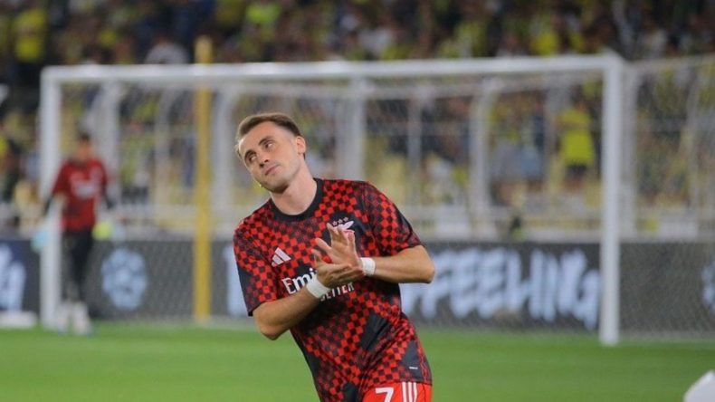 Transfer Gündemindeydi: Tribünler Ayakta Alkışladı!