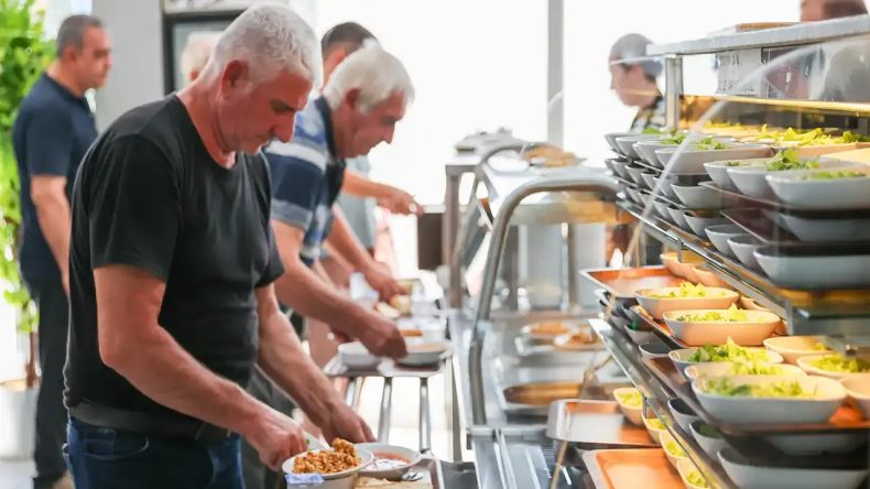 Vatandaşlar Önünde Kuyruk Oluşturuyor: Buca'da 4 Çeşit Yemek 50 TL