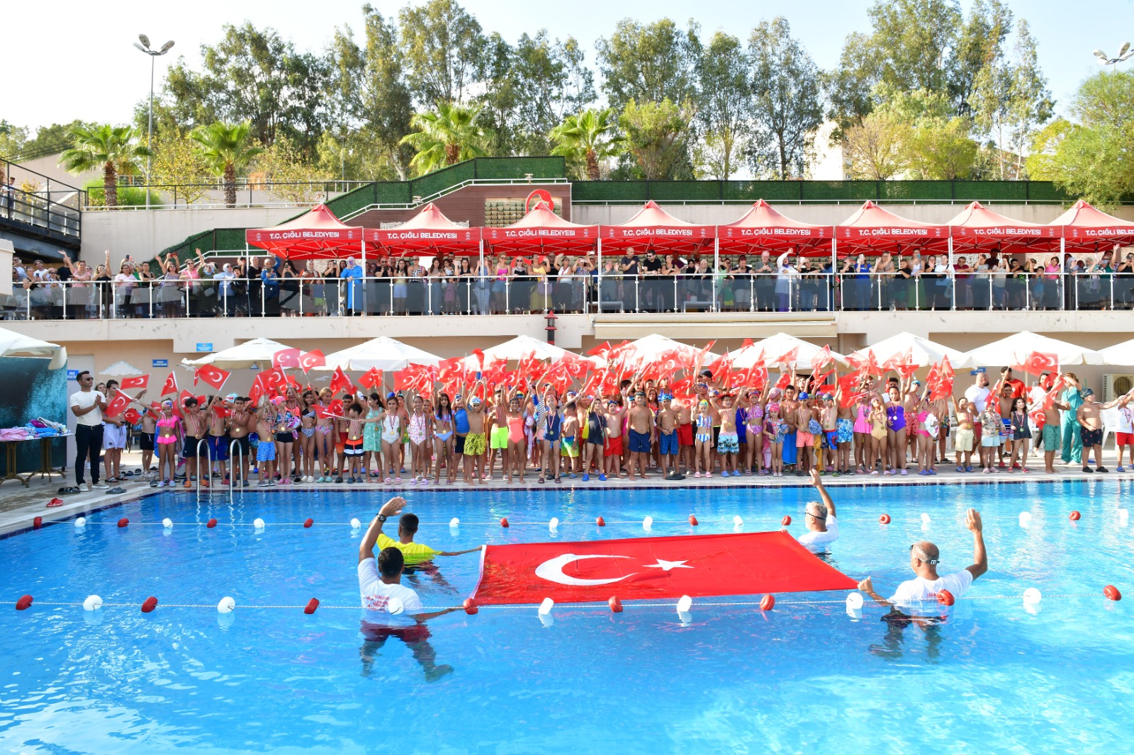 Başarı madalyası dağıtımı