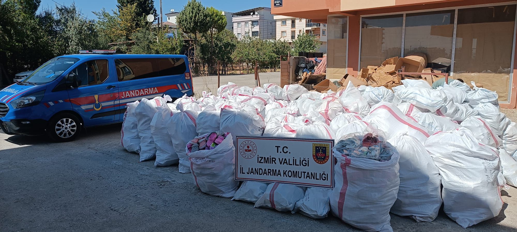 İzmir'de taklit ürün üretimi yapan şahıs yakalandı