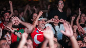 On Binlerce İzmirli Milli Ma&ccedil; Coşkusunu Dev Ekranlarda Yaşadı