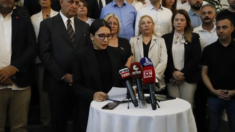 CHP İzmir'den Kayyım Açıklaması: Partimizi Darbecilerle Teslim Alamazsınız!