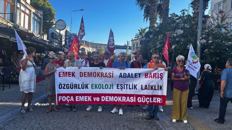 Foça’da Abluka Eylemi: Darbeye Karşı Demokrasi Barikatı Kuruyoruz