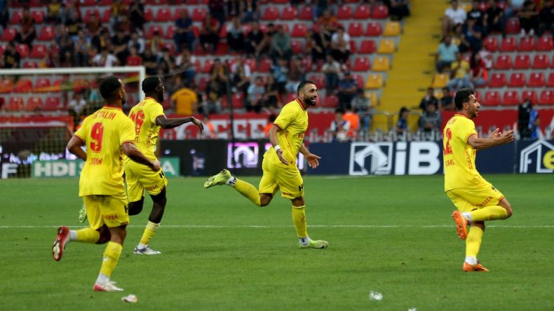 Göztepe'nin Performansı Dikkat Çekiyor: Ligin Yenilmez Üçlüsünde