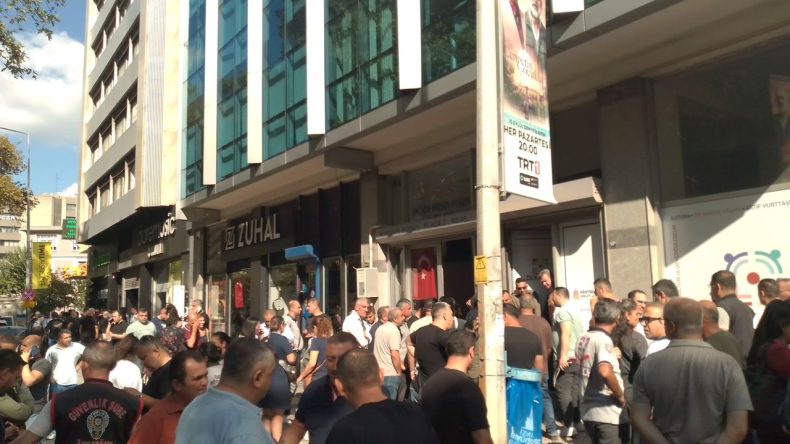 İzmir Büyükşehir Belediyesi'nde Emekçilere Havuz Şoku: Genel Müdürlüğe Akın Etme