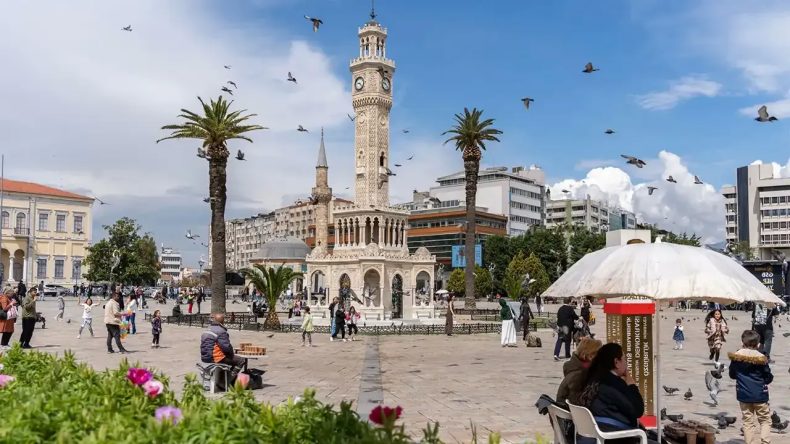 İzmir Büyükşehir'den Hayati Adım: Kamusal Alanlara Vatandaşların Kullanabileceği Otomatik Elektroşok Cihazları Konulacak