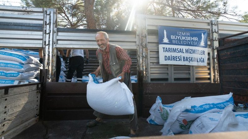İzmir Büyükşehir'den tarımsal üretime destek: Yangından zarar gören üreticilere yardım el uzatılıyor