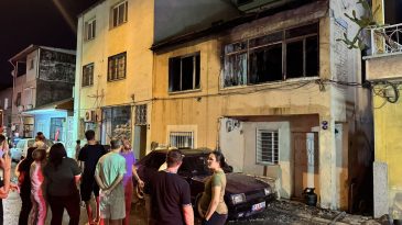 İzmir &Ccedil;iğli'de 2 Katlı Binada Yangın: Aile Son Anda Kurtuldu
