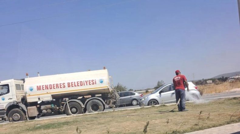 İzmir Kuraklıkla Mücadelede Zor Anlar Yaşıyor: O Belediye Tankerle Kuru Çimleri Suluyor!
